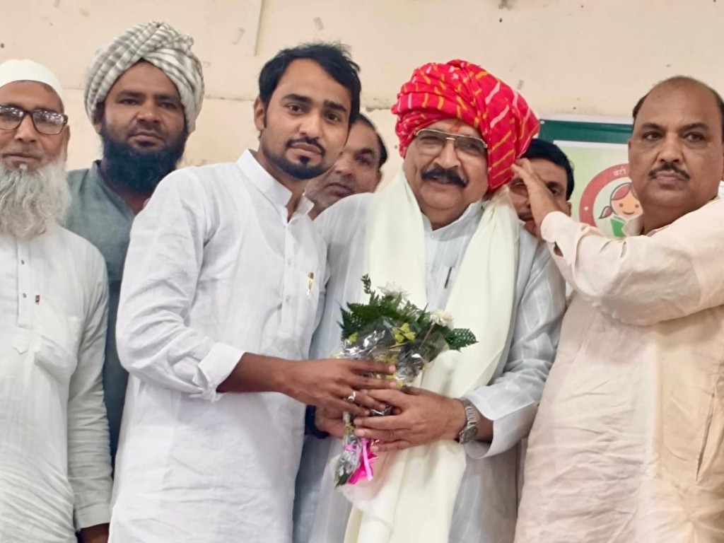 Felicitation with traditional pagri and bouquet