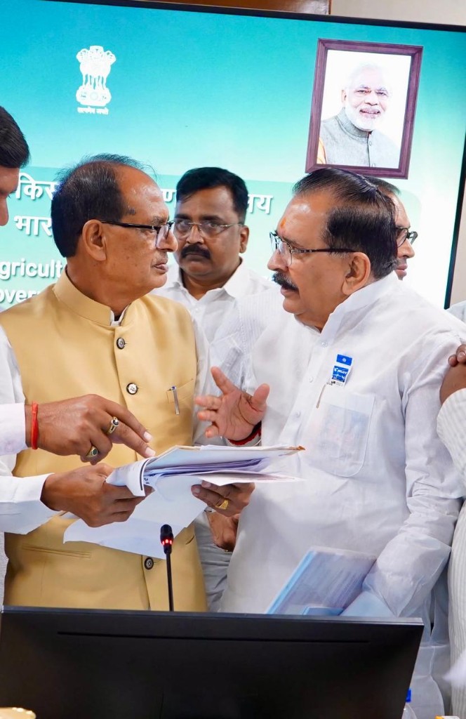 Krishan Bir Chaudhary in discussion with Shri Shivraj Singh Chouhan over Seed Bill documents