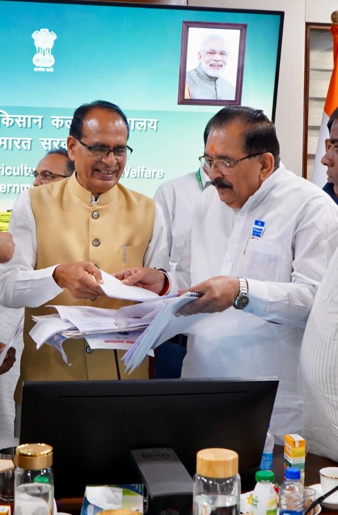 Krishan Bir Chaudhary and Shri Shivraj Singh Chouhan jointly reviewing papers at the Ministry